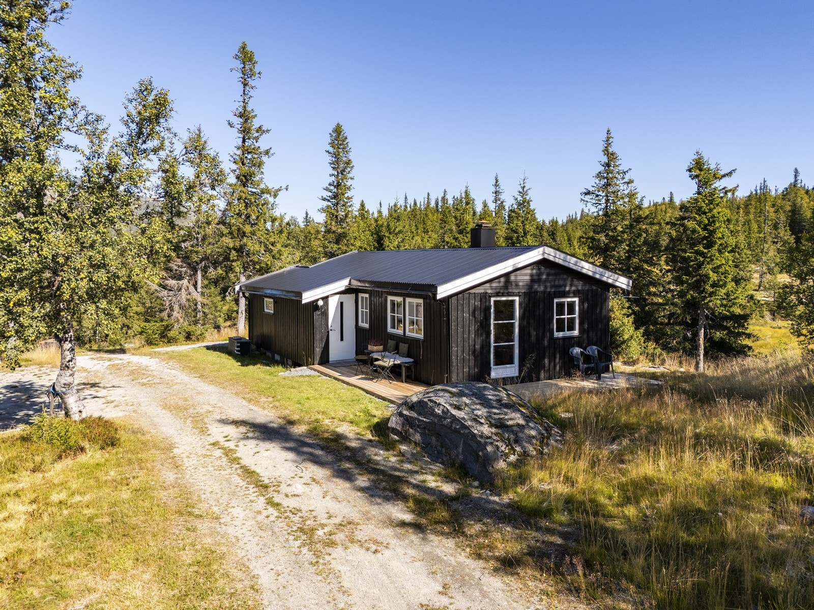 En sjarmerende og innbydende hytte med lun atmosfære og god planløsning. Galleribilde