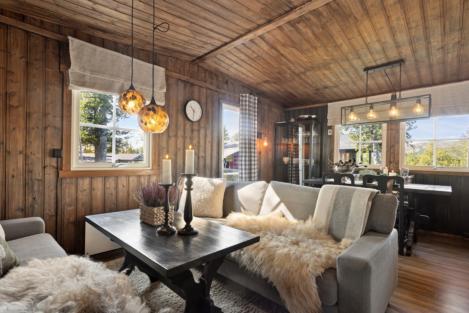 Rommet har plass for ulike soner som spisegruppe og sofakrok. Galleribilde