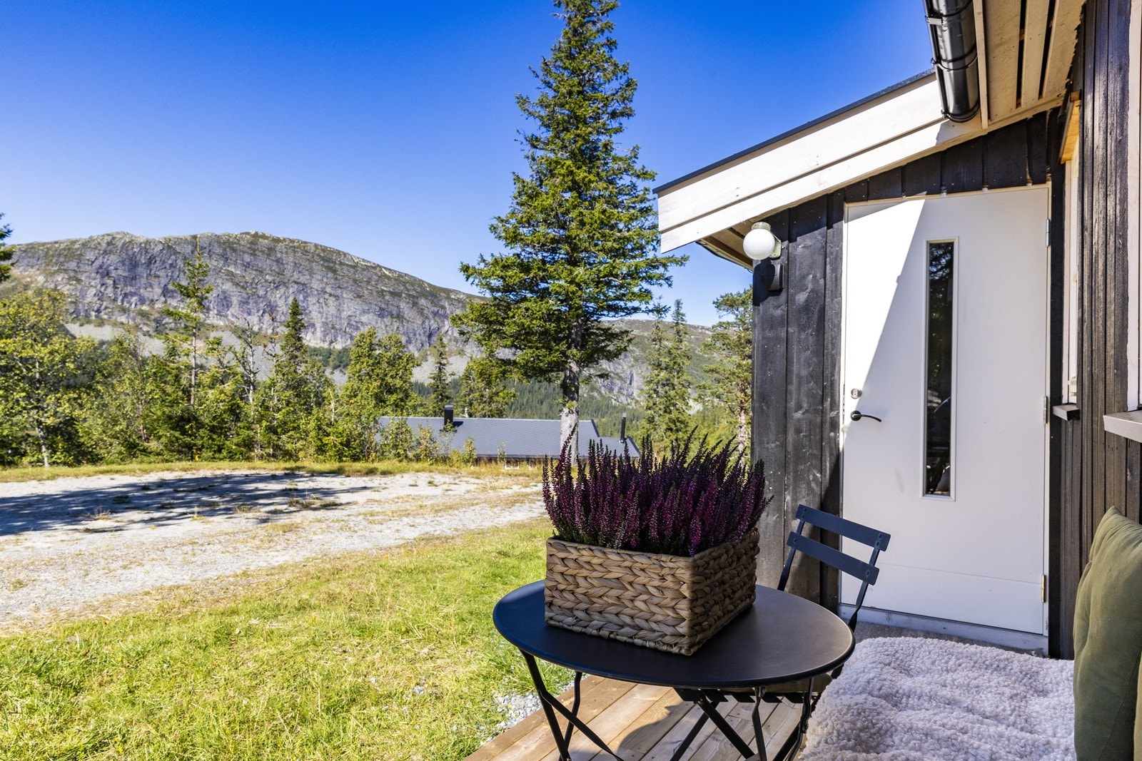 Her får du helårsvei og gode parkeringsmuligheter, strøm, vann og avløp via det lokale anlegget HAGAS. Galleribilde