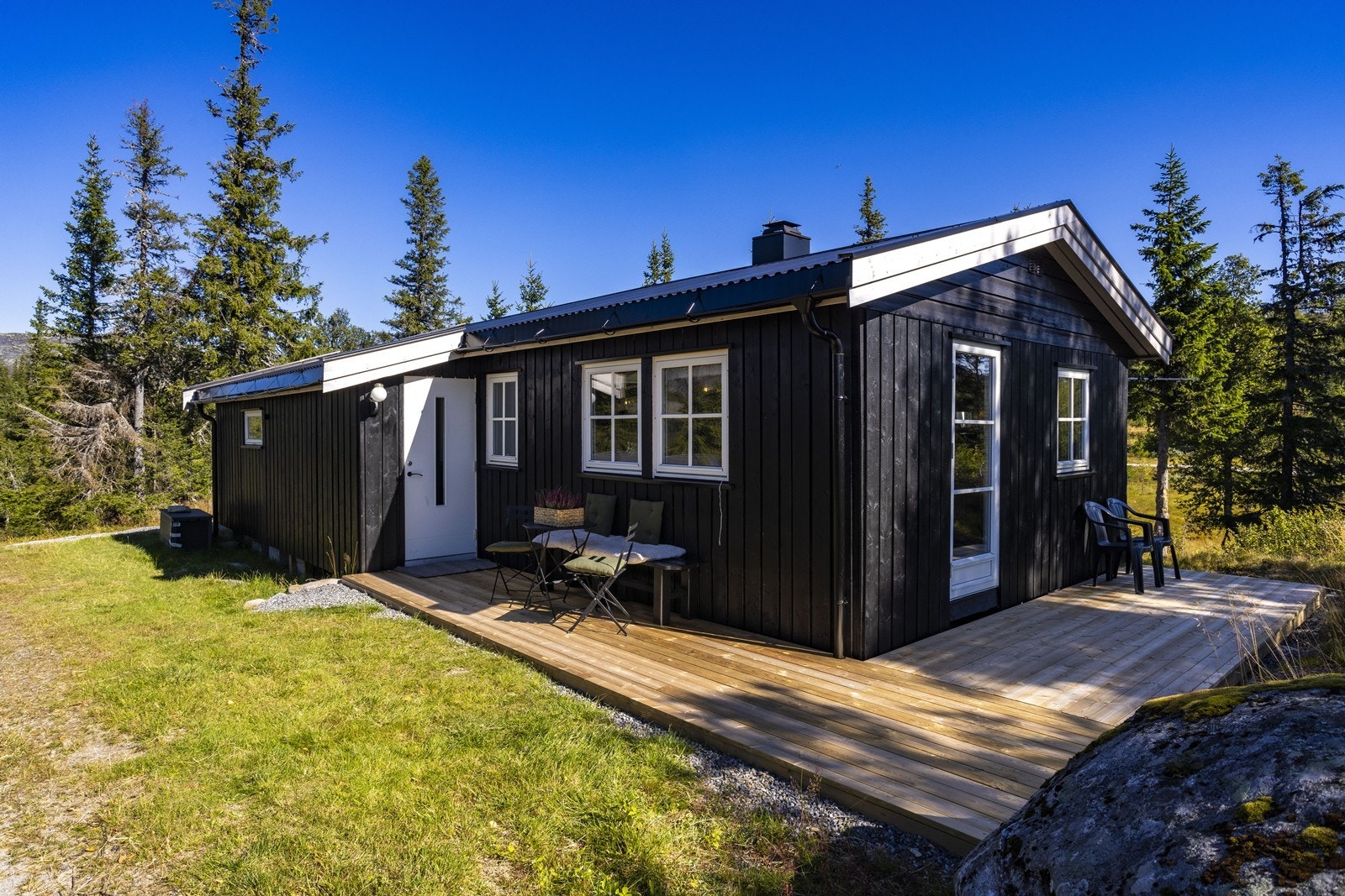 Terrasseplattingen er et hyggelig sted for både morgenkaffen og måltider ute. Galleribilde