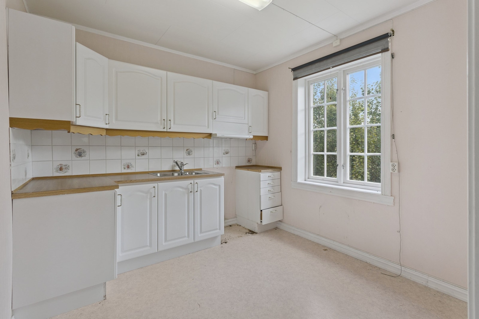 Leilighet i 2. etasje - Et eldre kjøkken med behov for oppgradering Galleribilde