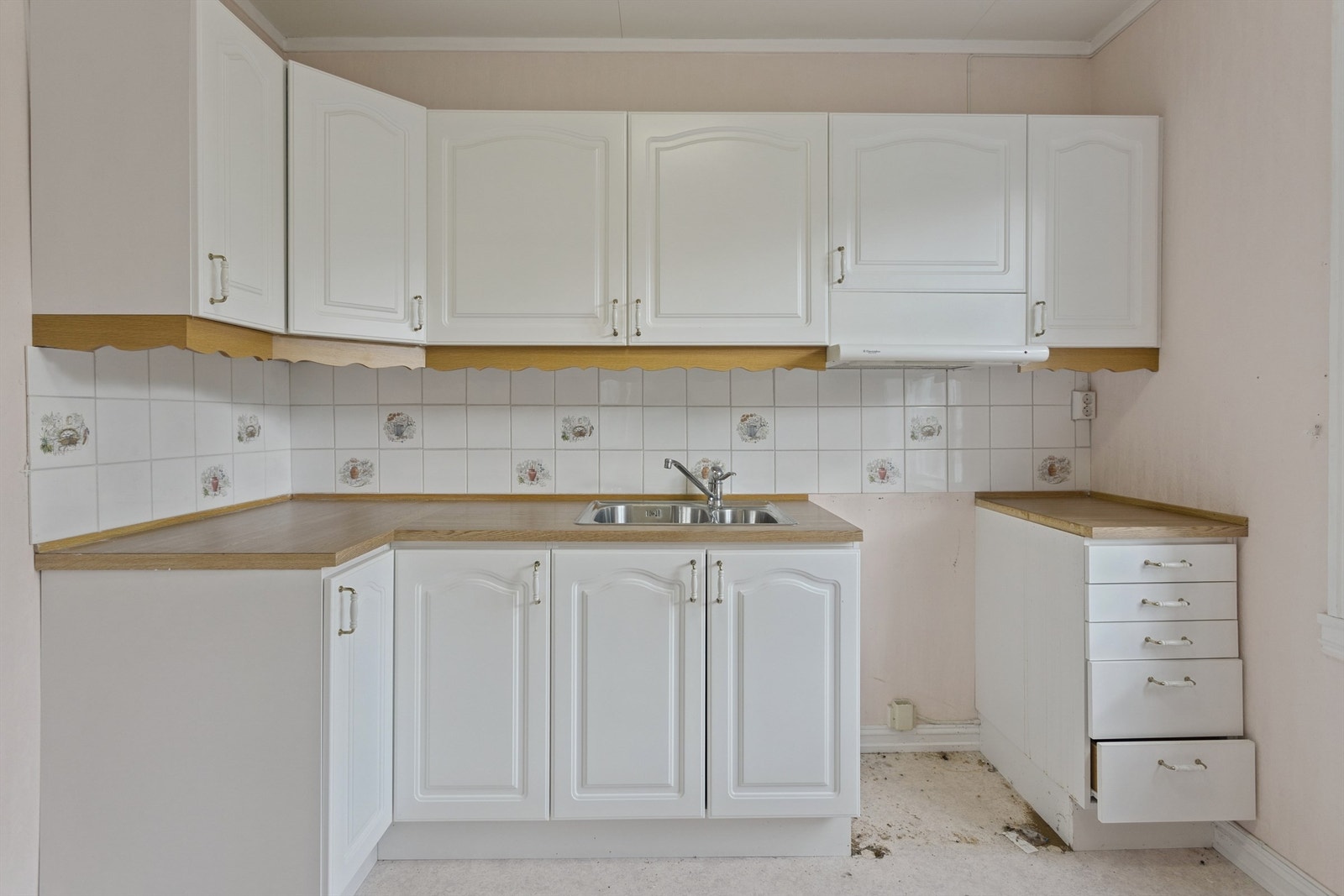 Kjøkkeninnredning med slitasje - Uten opplegg for oppvaskmaskin. Galleribilde