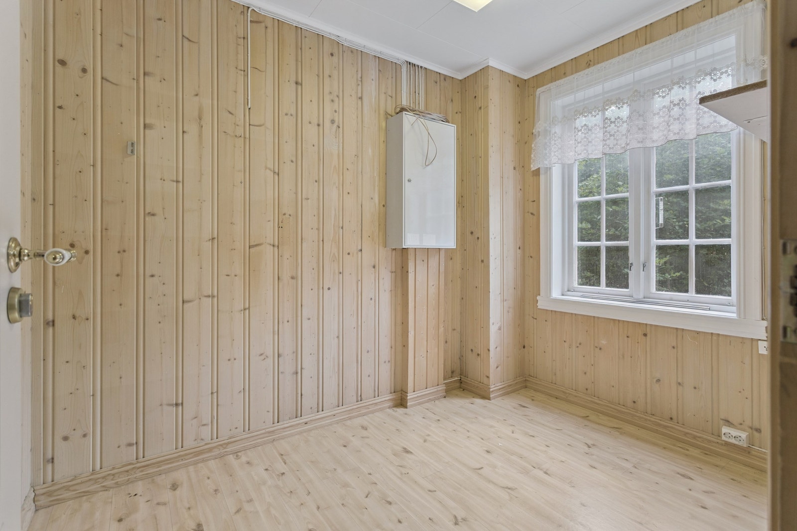 Praktisk rom i første etasje, ideelt som kontor eller arbeidsrom. Galleribilde