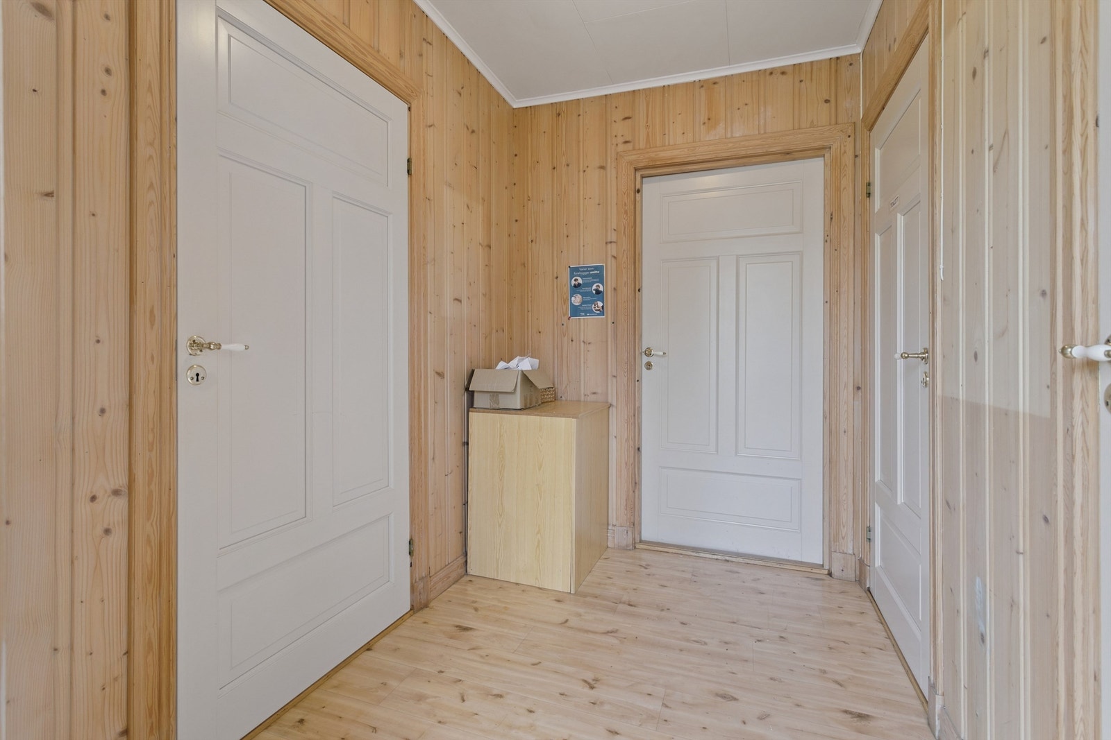 Entré med tilgang til flere av rommene i første etasje. Galleribilde