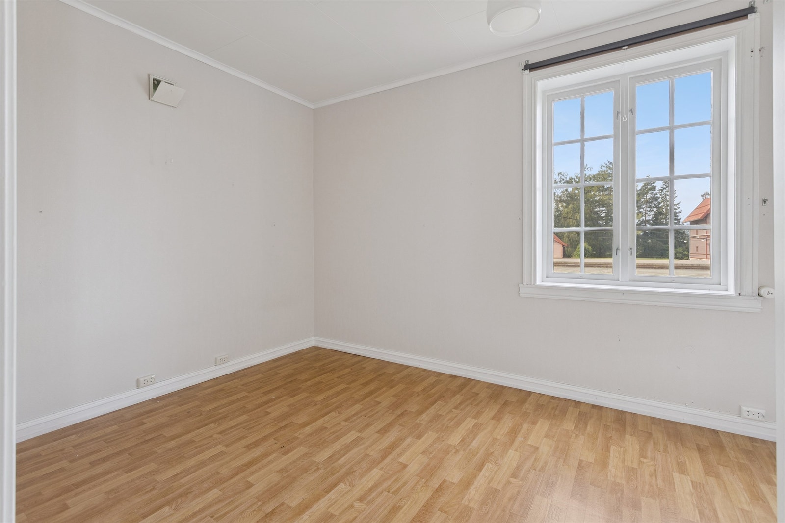 Leilighet i 2. etasje - Soverom med vestvendt vindu, og fin plass til seng og garderobeskap. Galleribilde