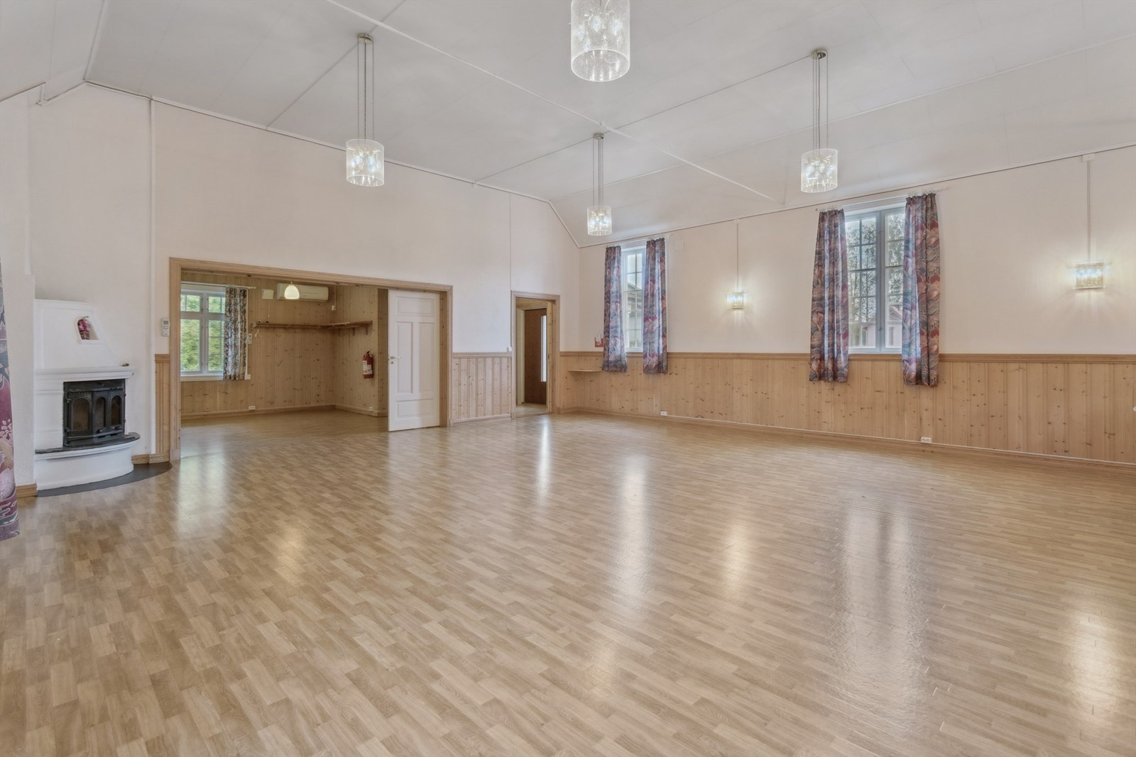 Meget stort seremonirom med peisinnsats - En unik og sosial sone med et stort potensiale. Galleribilde