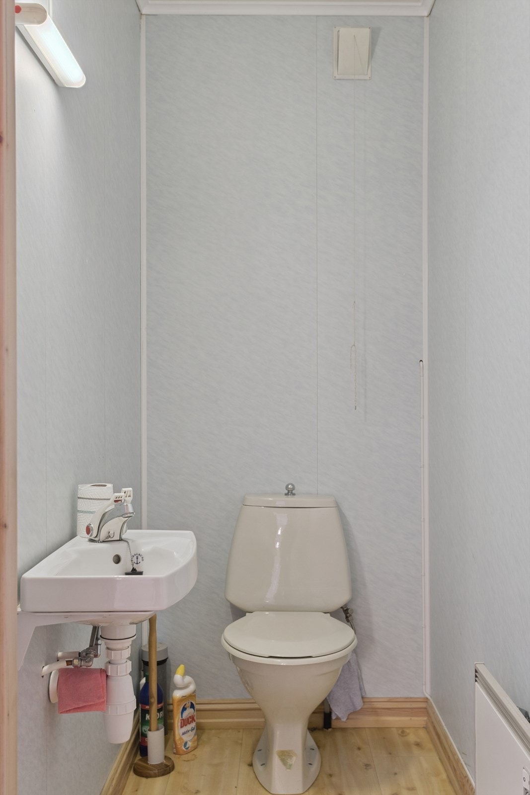 Boligen har to separate toalettrom i første etasje - Rommene ligger inntil hverandre og med adkomst fra entréen. Galleribilde