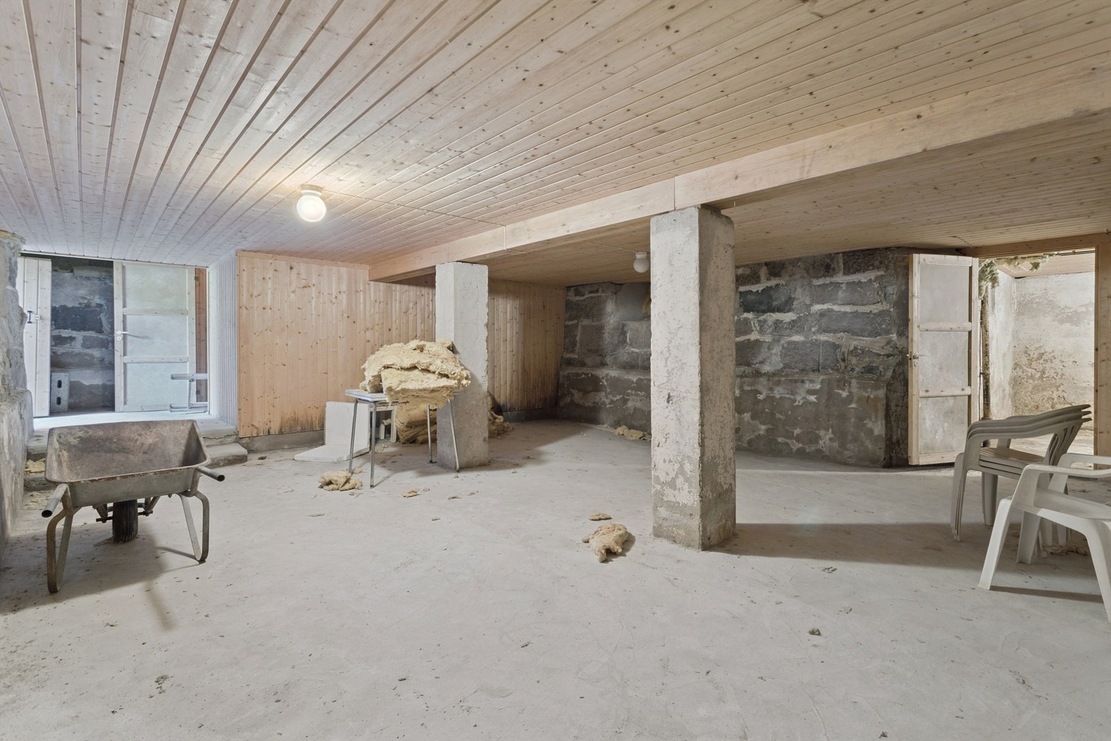 Stor kjeller på 95m² med utvendig adkomst og stor lagringsplass. Galleribilde
