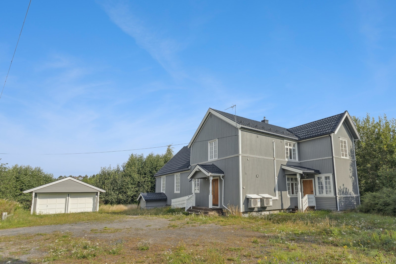 Eiendommen har en stor gårdsplass og en hage med mange muligheter - Dobbelgarasje fra 2004. Galleribilde