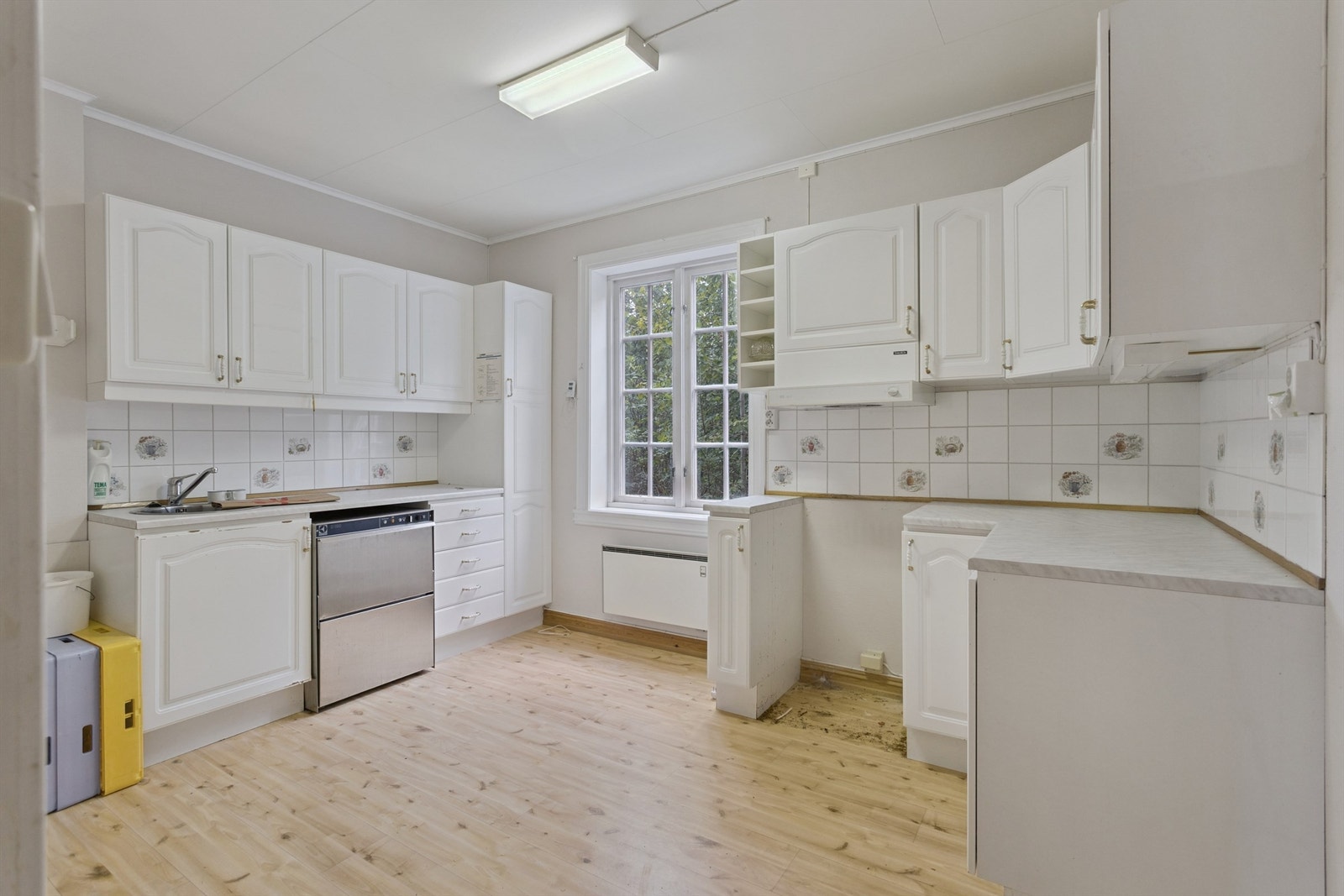 Kjøkken i første etasje med god skapplass og opplegg for oppvaskmaskin. Galleribilde
