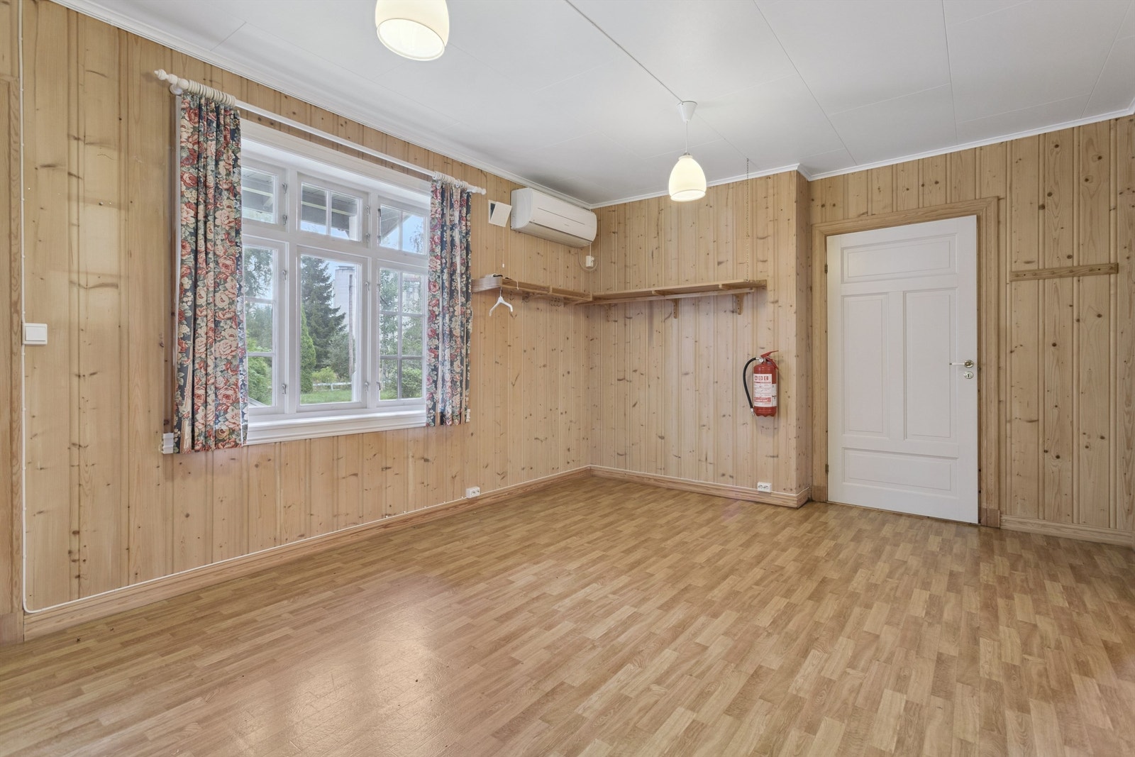 Entré inn til denne meget romslige gangen med adkomst til boligens mange rom. Galleribilde