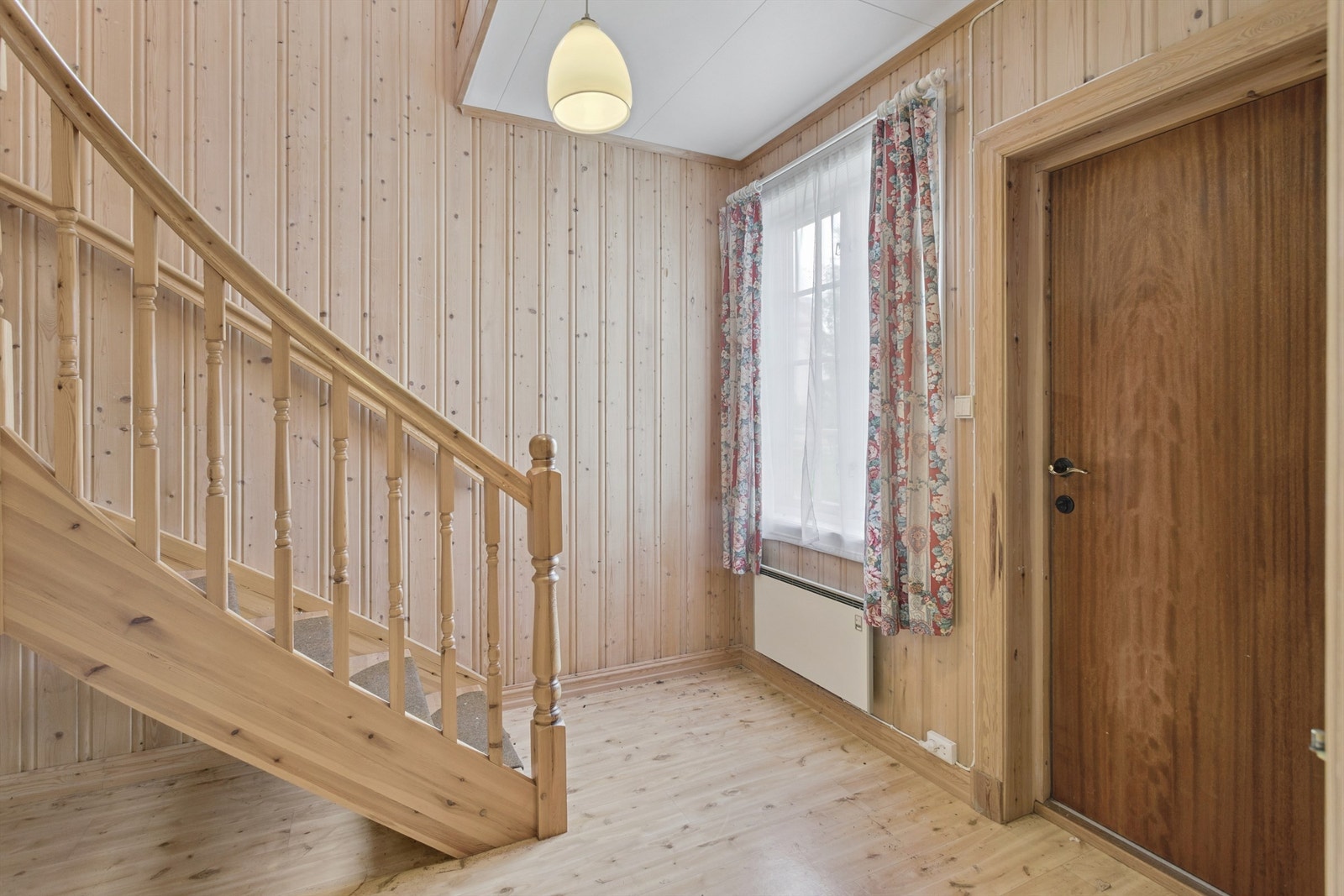 Egen utvendig inngang til leiligheten i 2. etasje - Åpen tretrapp med teppefliser i tilbyygget fra 1993. Galleribilde