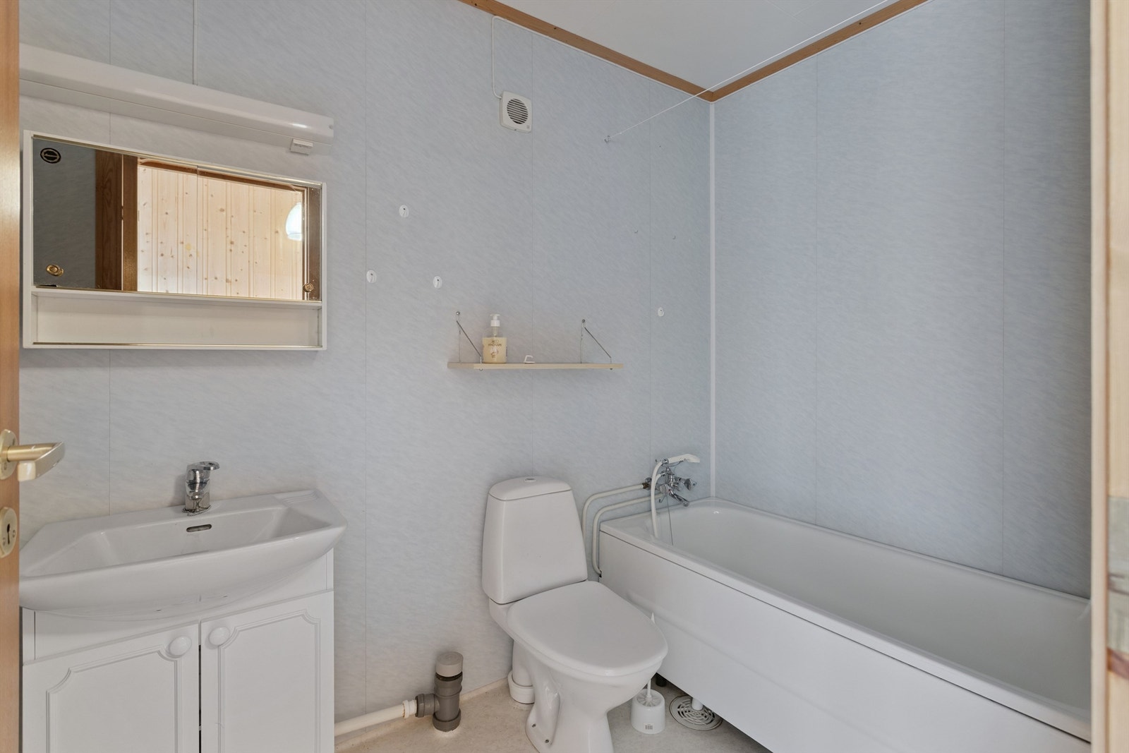 Leilighet i 2. etasje - Eldre bad med behov for oppgradering - Badekar og opplegg for vaskemaskin. Galleribilde