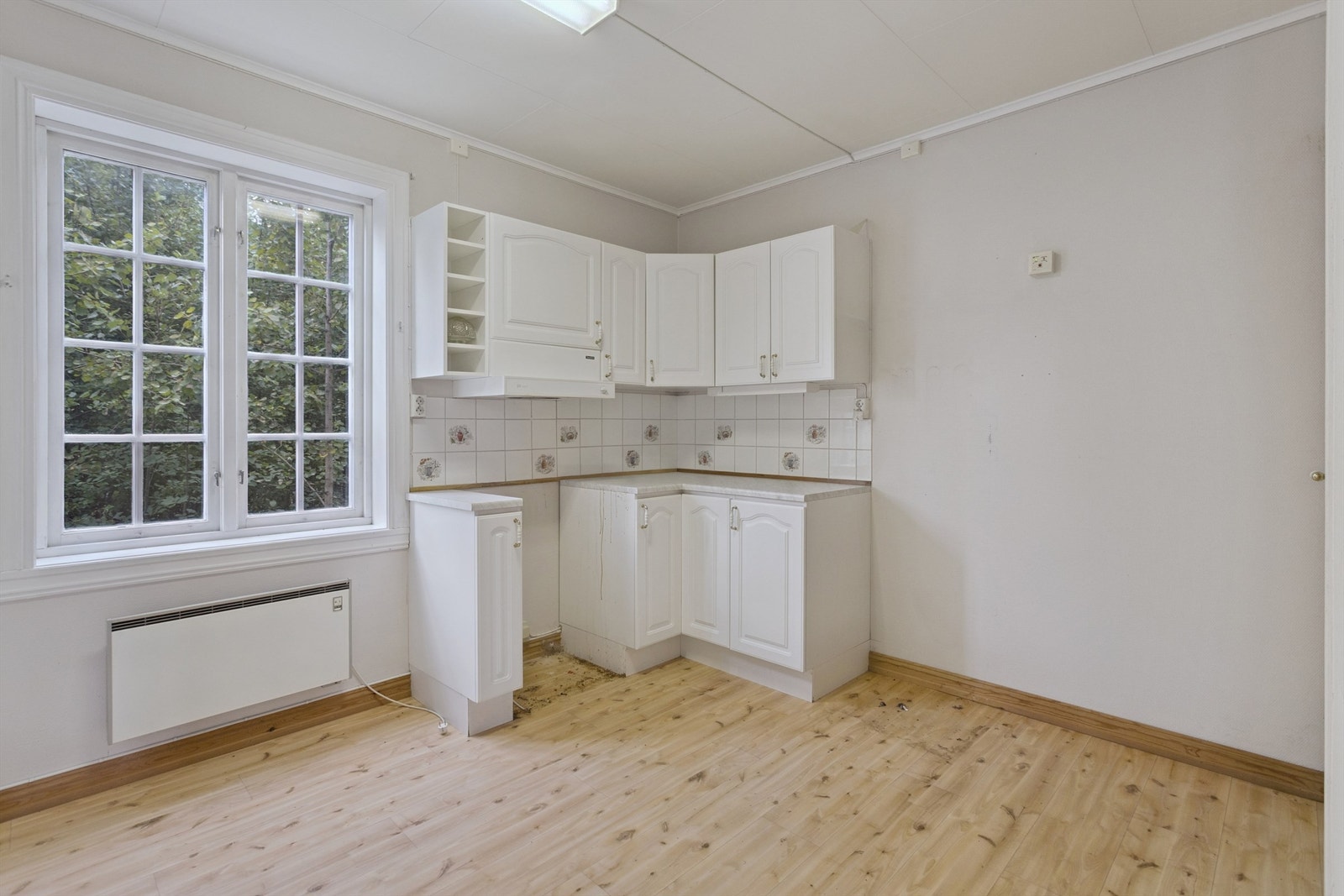 Kjøkkeninnredning har en praktisk hjørneløsning Stort vindu med godt lysinnslipp fra øst. Galleribilde