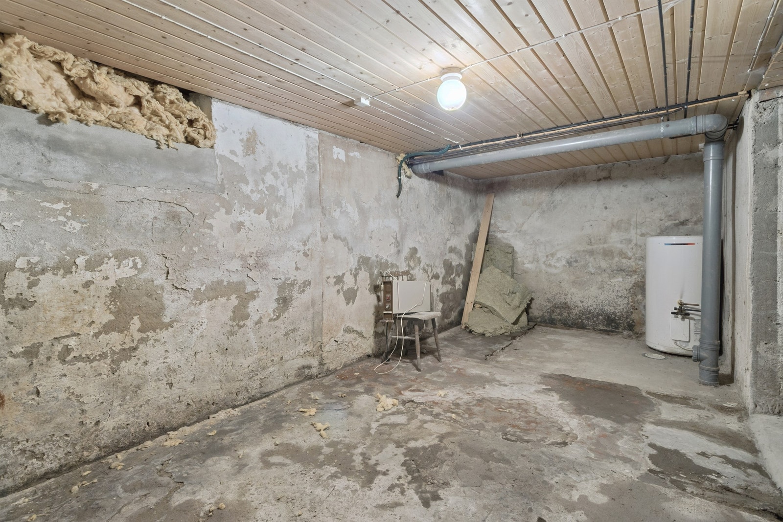 Kjelleren rommer tre boder og et teknisk rom med varmtvannsbereder. Galleribilde