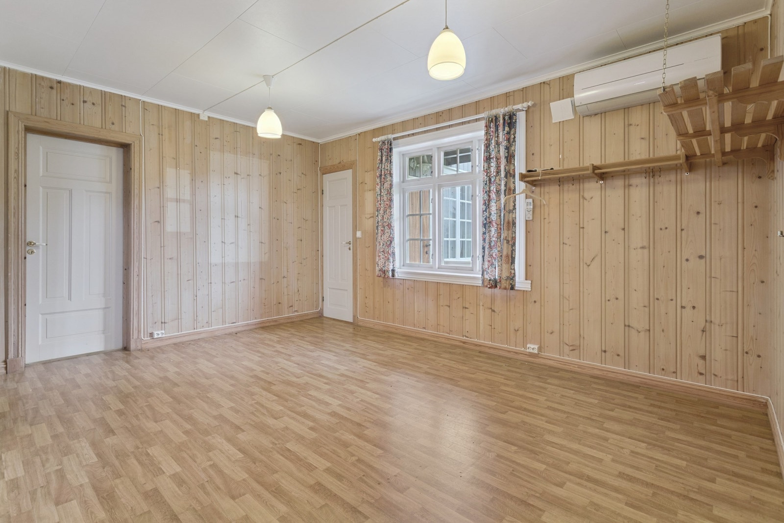 Fra den romslige gangen er det også intern adkomst til trapperom som leder opp til leiligheten. Galleribilde