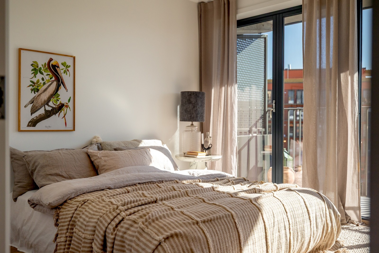 Leiligheten har et romslig hovedsoverom med egen del til klesoppbevaring. Det er også utgang til balkongen. Merk: bilde fra annen leilighet i samme prosjekt. Galleribilde