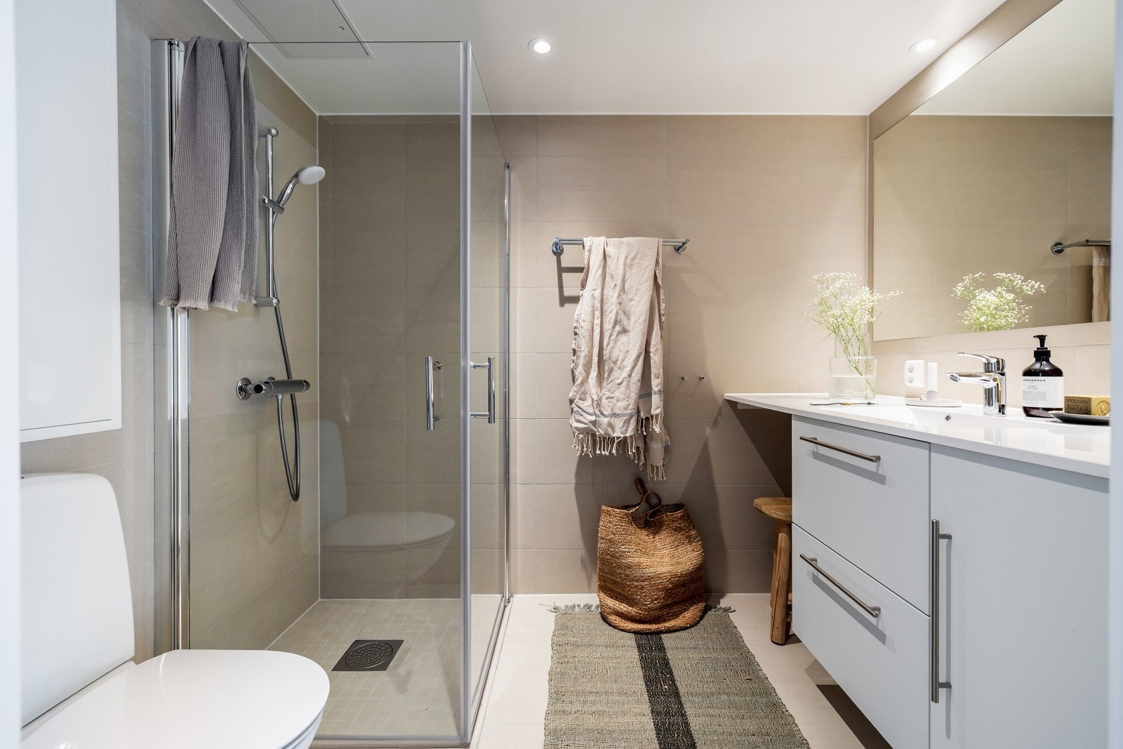 Leiligheten har et lekkert flislagt bad med heltrukken benkeplate. Merk: bilde fra annen leilighet i samme prosjekt. Galleribilde