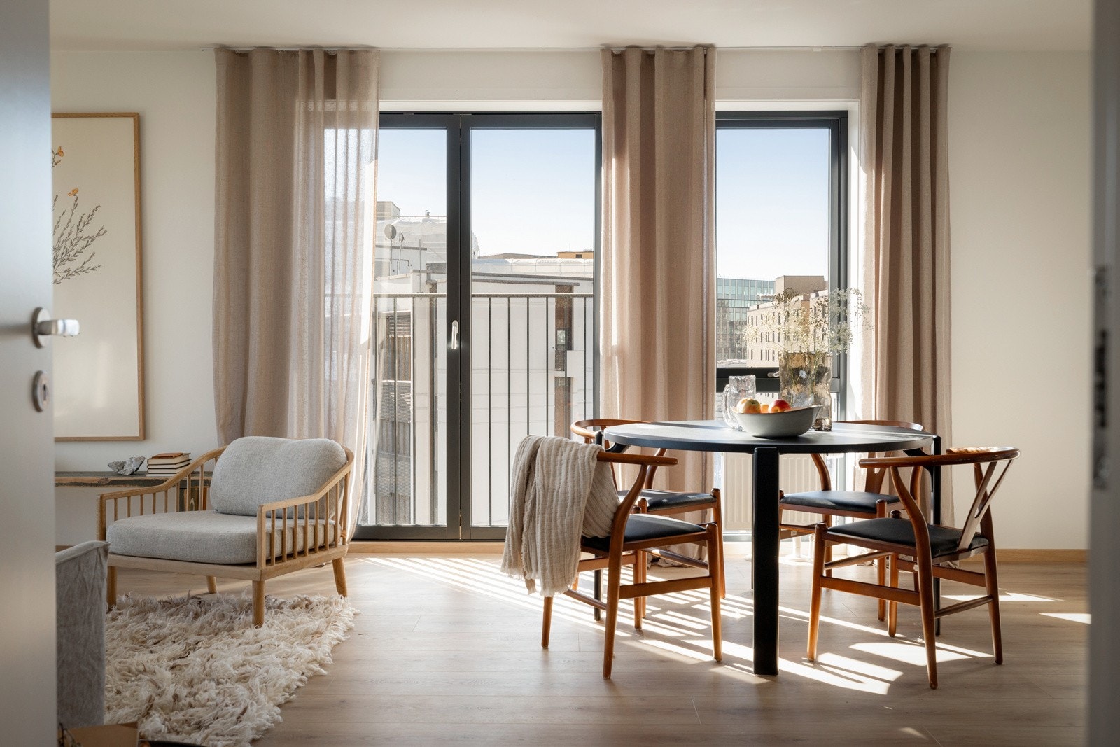 Stue og kjøkken i åpen løsning. Fra stuen er det utgang til den langstrakte balkongen på ca 18kvm. Merk: bilde fra annen leilighet i samme prosjekt. Galleribilde