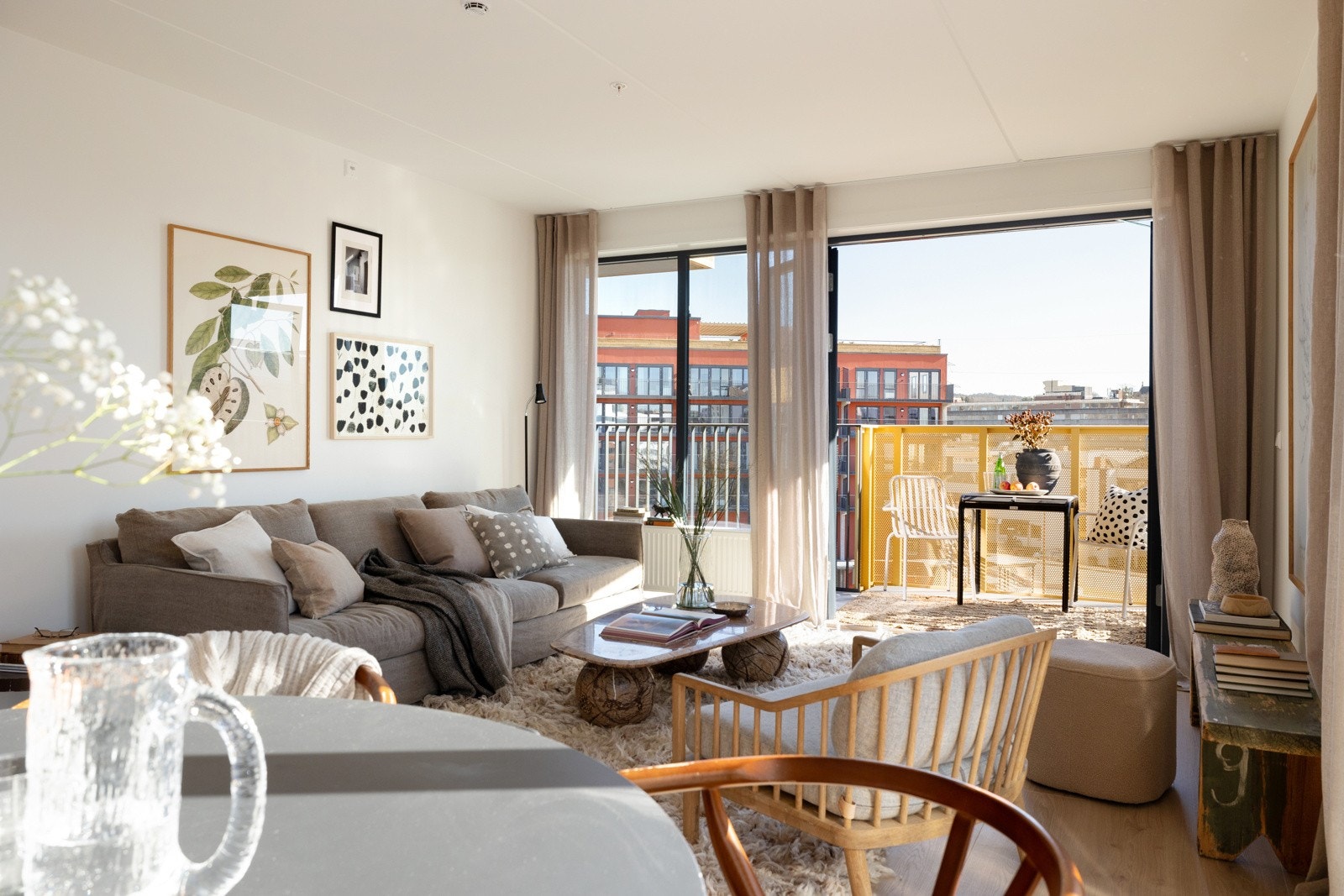 Stuen kan enkelt deles inn i flere soner. Det er også frans balkong i stuen. Merk: bilde fra annen leilighet i samme prosjekt. Galleribilde