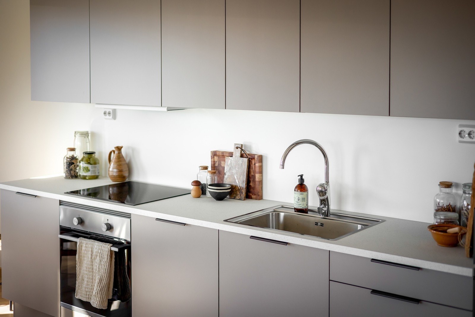 Moderne kjøkken fra HTH, med mye skap og benkeplass. Merk: bilde fra annen leilighet i samme prosjekt. Galleribilde