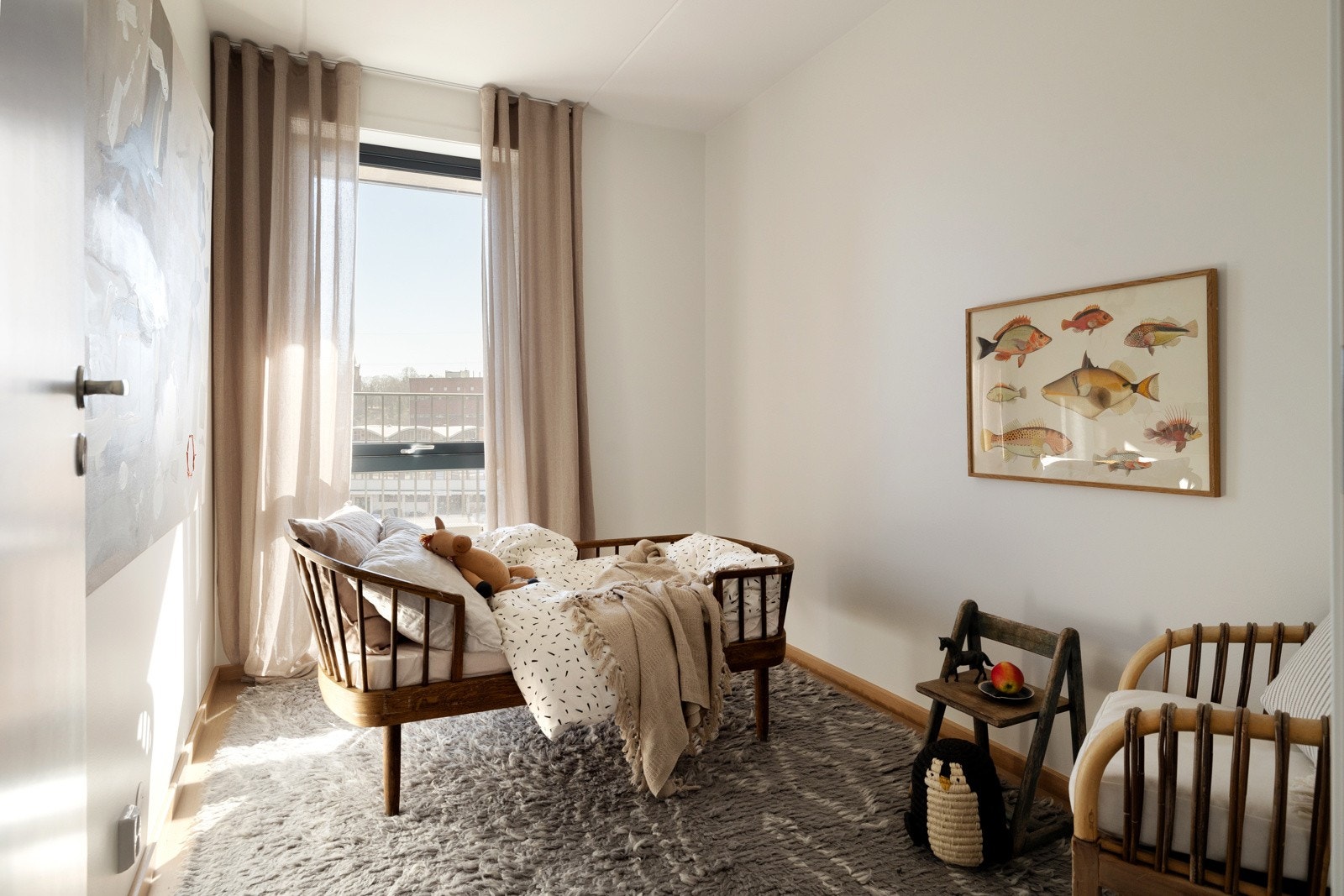 Leiligheten har tilsammen 3 soverom. De to mindre rommene passer perfekt til barnerom eller kontor. Merk: bilde fra annen leilighet i samme prosjekt. Galleribilde