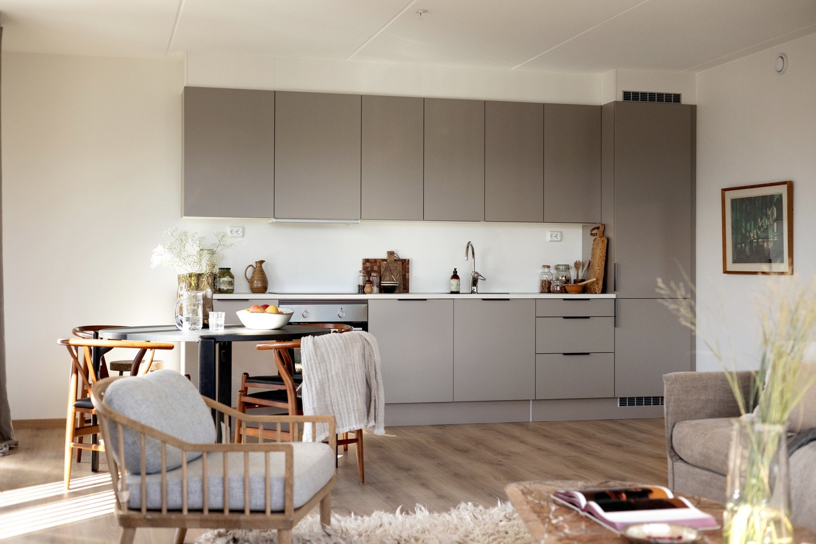 Leiligheten har et lekkert HTH kjøkken med integrerte hvitevarer. Merk: bilde fra annen leilighet i samme prosjekt. Galleribilde