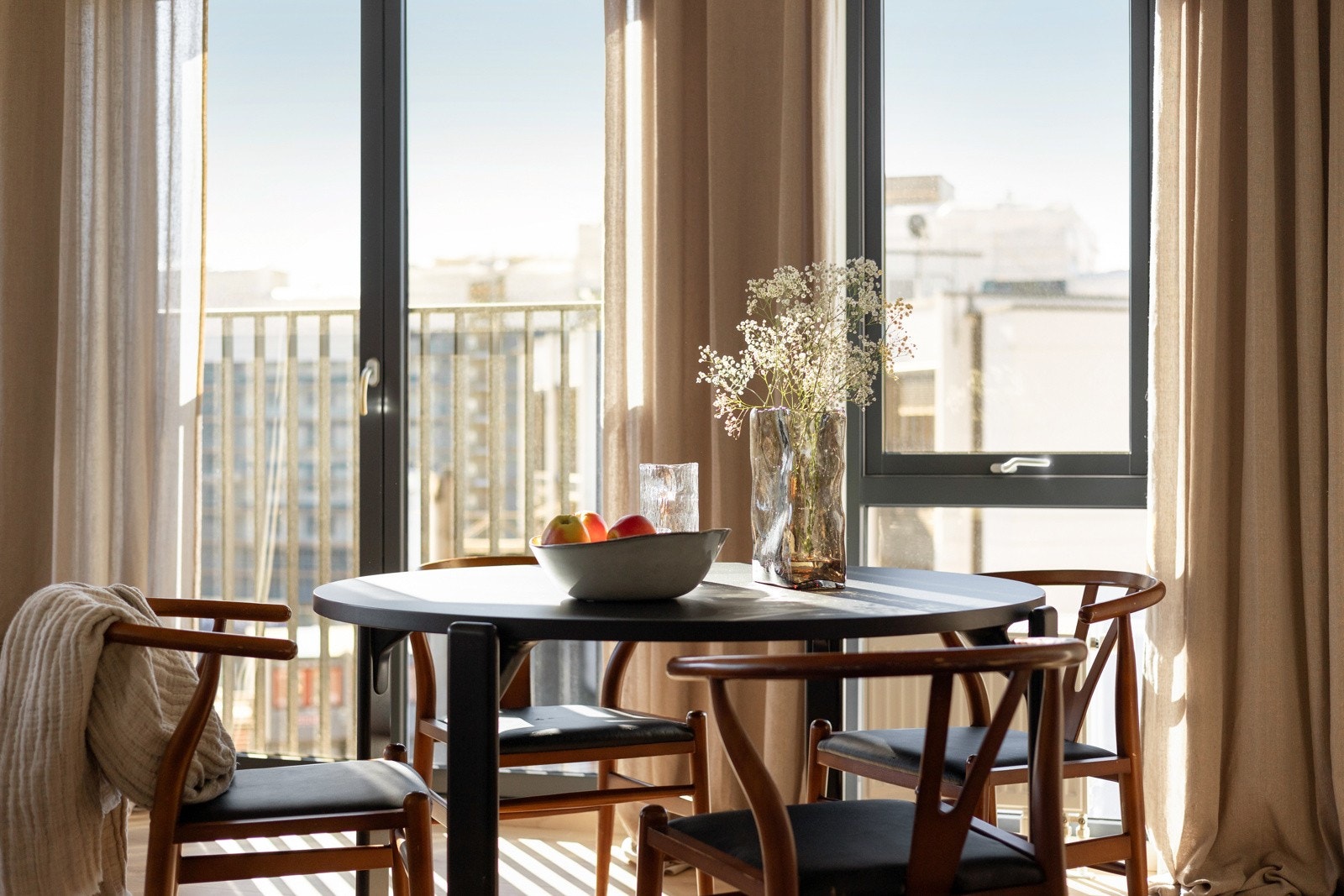 Det er god plass til spisebord hvor man kan samle familien. Merk: bilde fra annen leilighet i samme prosjekt. Galleribilde