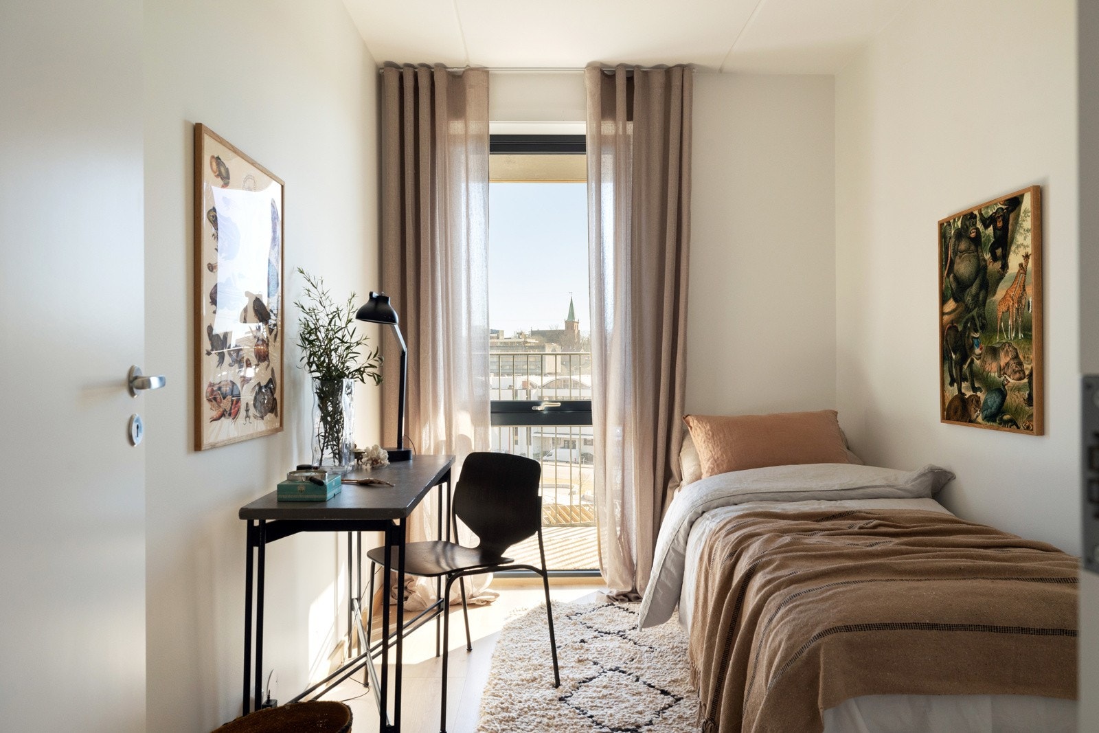 Leiligheten har tilsammen 3 soverom. De to mindre rommene passer perfekt til barnerom eller kontor. Merk: bilde fra annen leilighet i samme prosjekt. Galleribilde