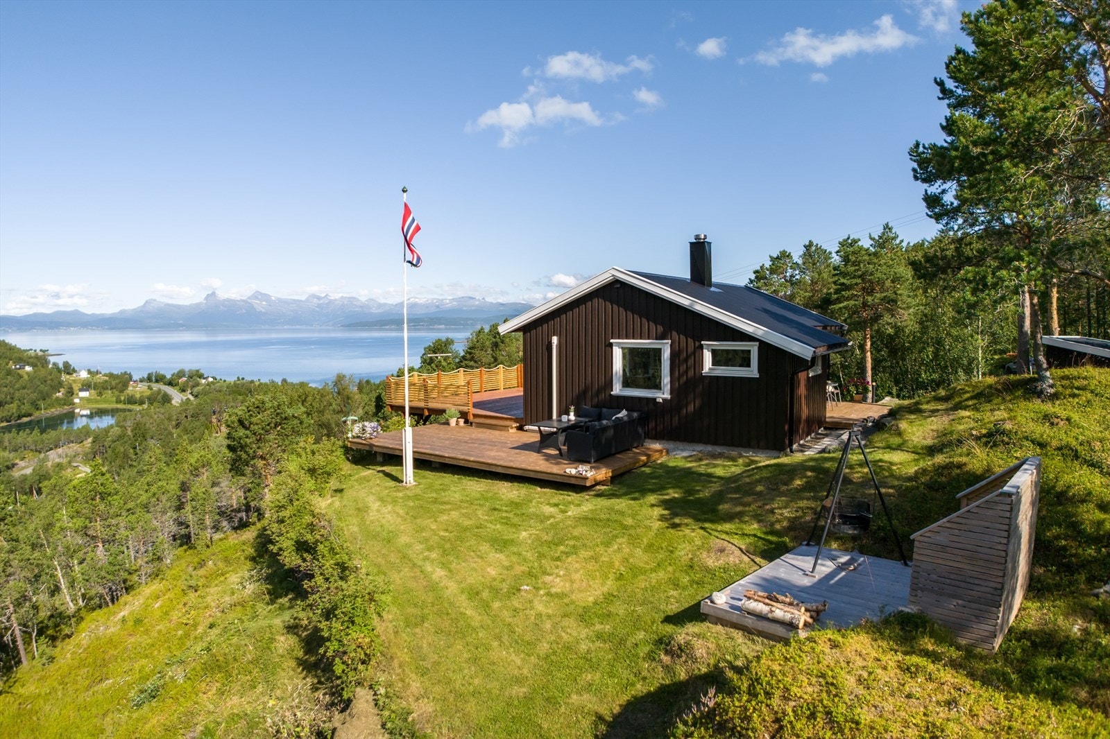 Velkommen til Råndalsveien 36! Stort uteområde med flere soner man kan nyte fantastisk utsikt og fine stunder året rundt Galleribilde