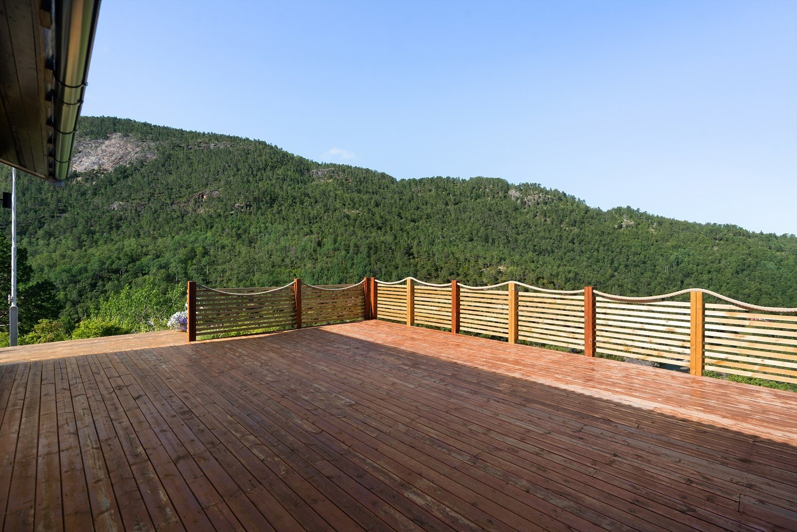 Romslig veranda med fantastisk utsikt - perfekt sted for avslapning og hyggelige stunder Galleribilde