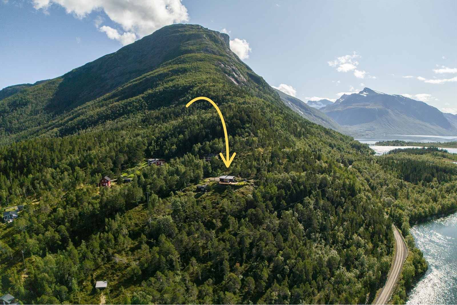 Hytta ligger bare en kort kjøretur fra E6 Galleribilde