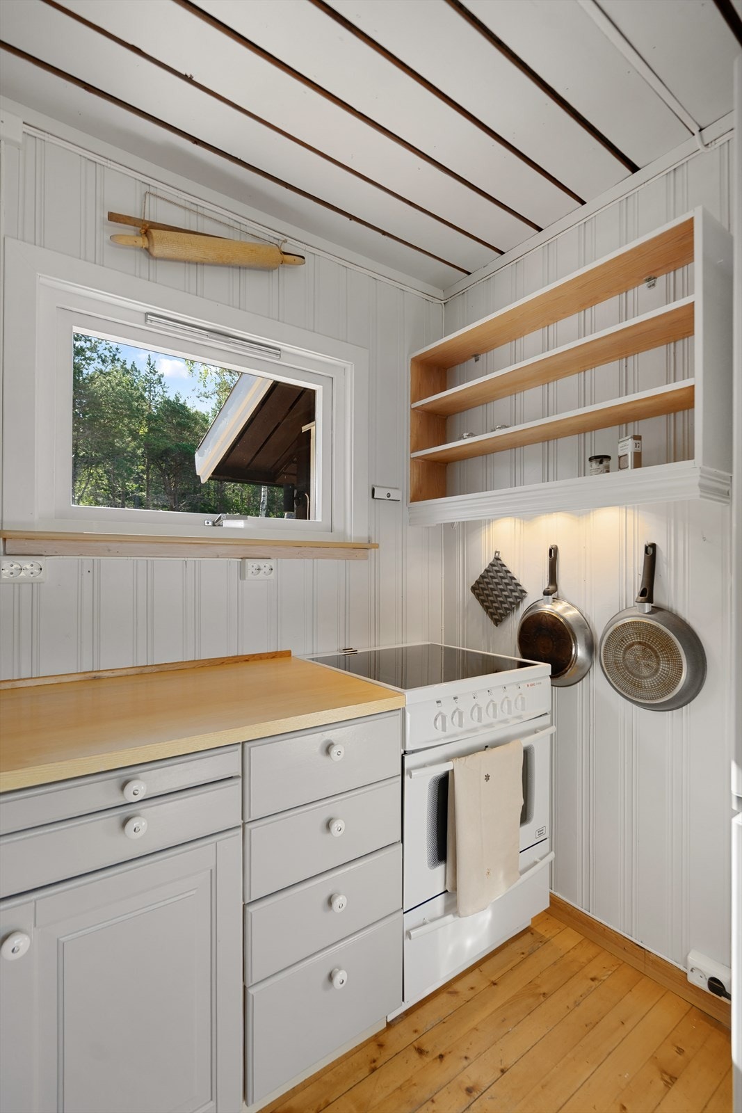 Kjøkken med gode oppbevaringsmuligheter Galleribilde