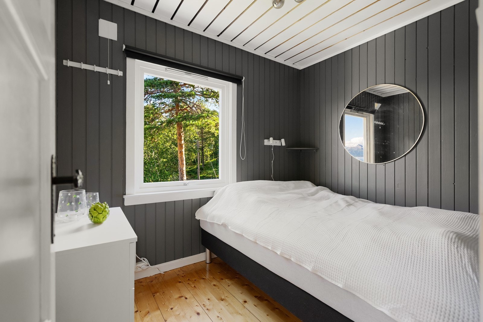 Soverom 2 - et koselig soverom med mørke vegger som gir en lun og avslappende følelse Galleribilde