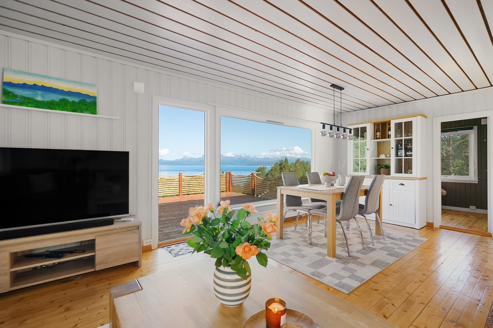 Stuen har plass til sofakrok og spisegruppe Galleribilde