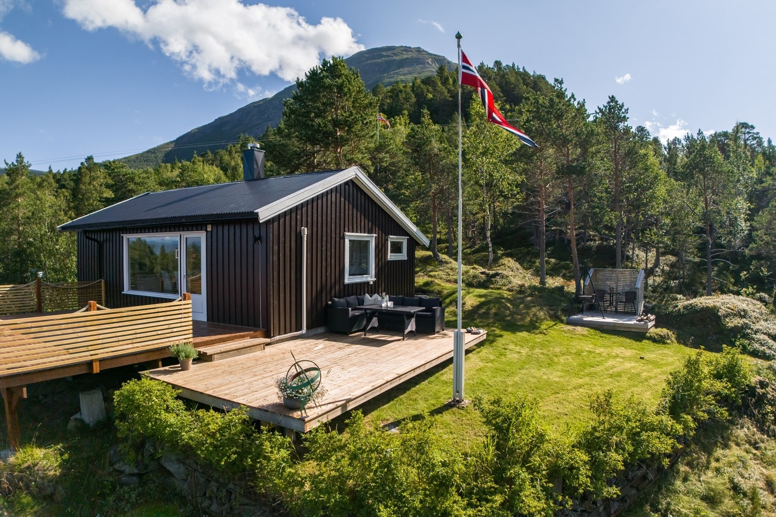 Eiendommen byr på flott uteplass med terrasse, flaggstang og mulighet for sittegruppe - her kan du nyte fantastisk utsikt Galleribilde