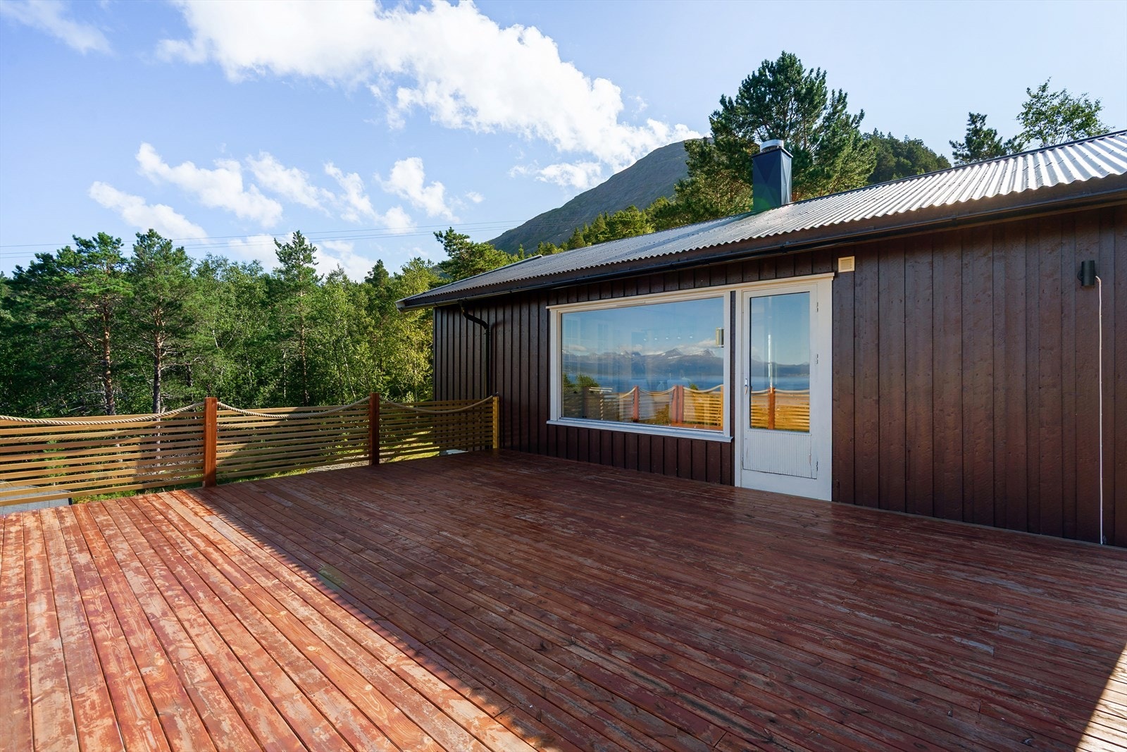 På fremsiden av hytten er det en stor veranda Galleribilde