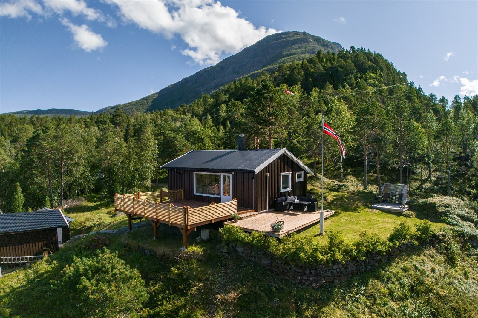 Stort uteområde med flere soner man kan nyte fantastisk utsikt og fine stunder året rundt Galleribilde