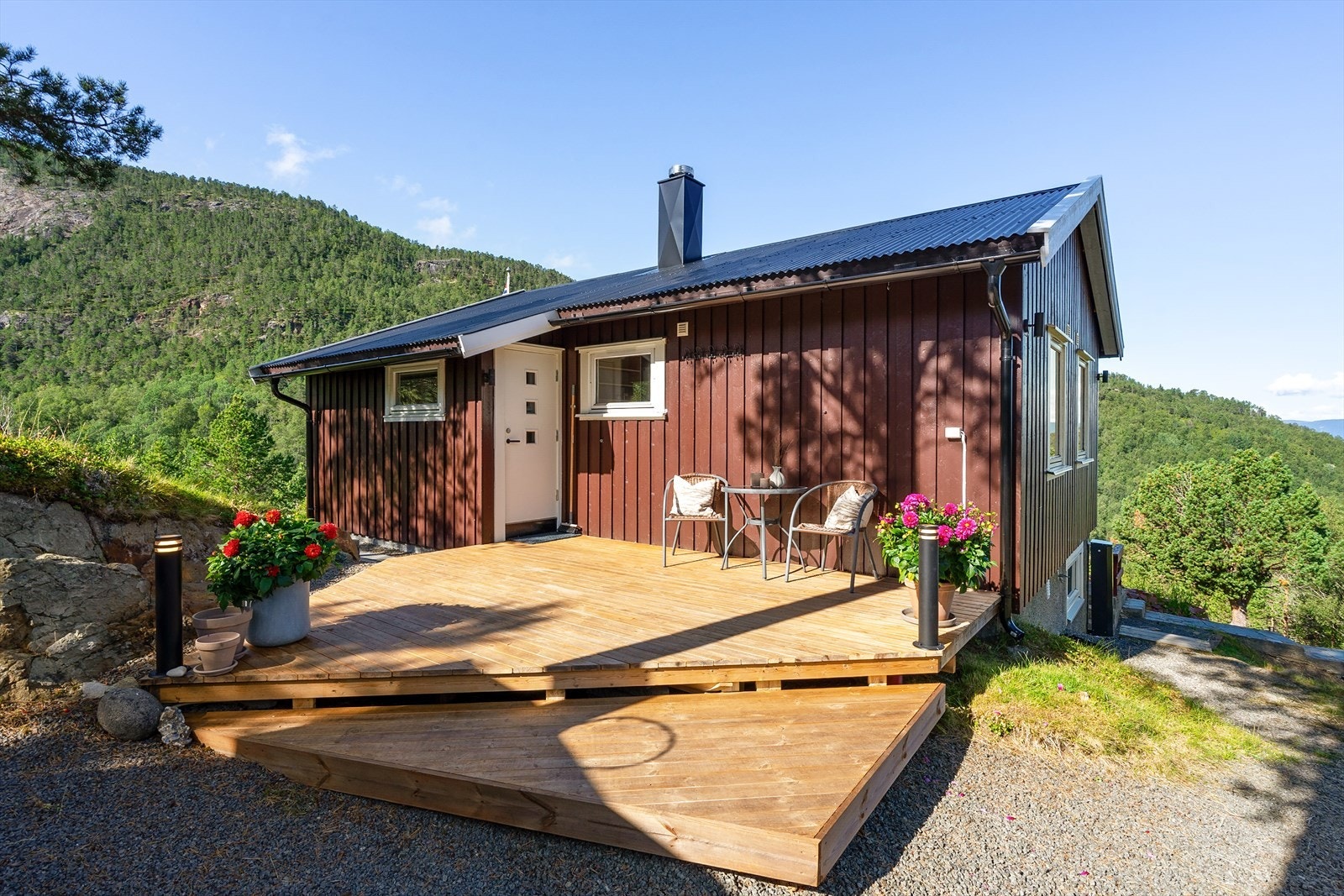 Hytten ligger i stille og rolige omgivelser, med alt du trenger rett utenfor døren Galleribilde