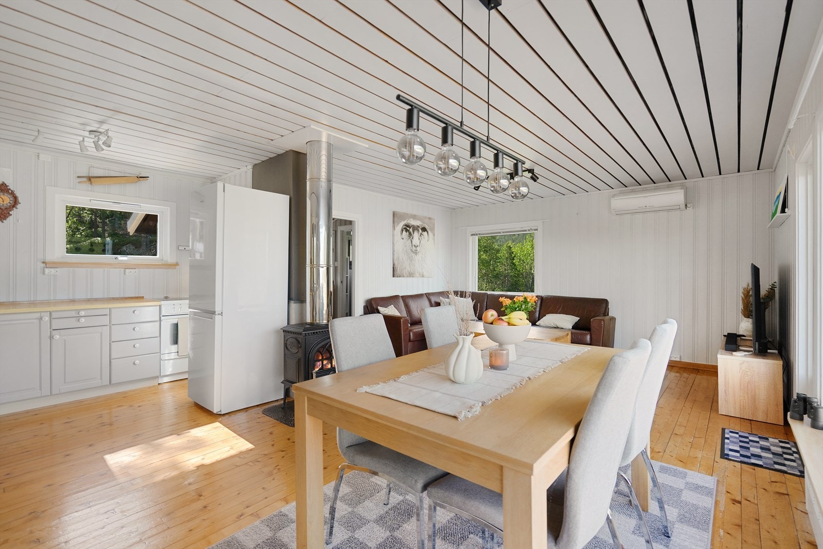 Åpen løsning mellom stue og kjøkken Galleribilde