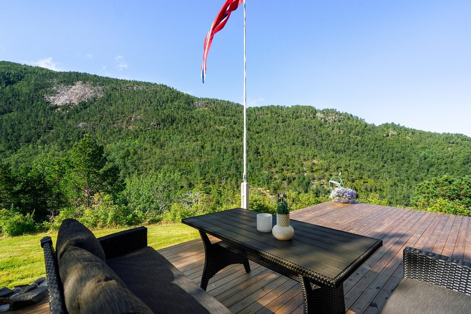 Uteområdet har gode solforhold og gode muligheter for utemøbler Galleribilde