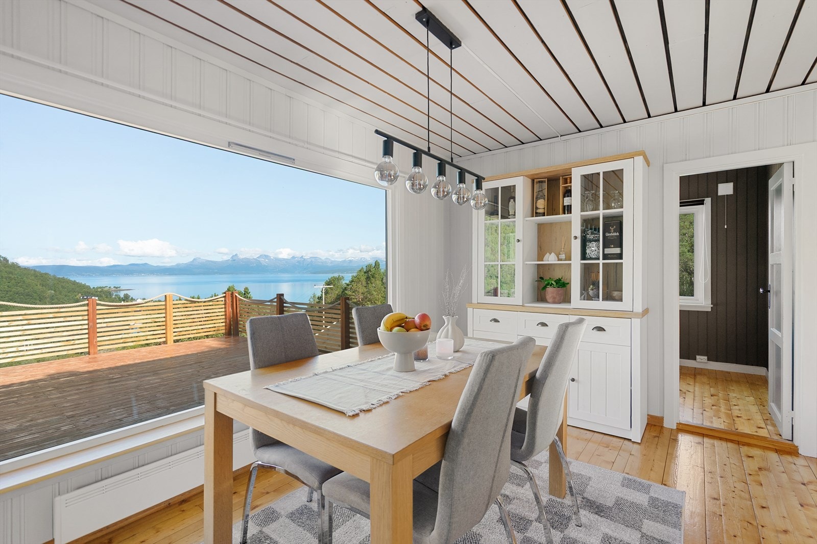 Store vindu i front som gir fantastisk utsikt og mye lysinnslipp Galleribilde