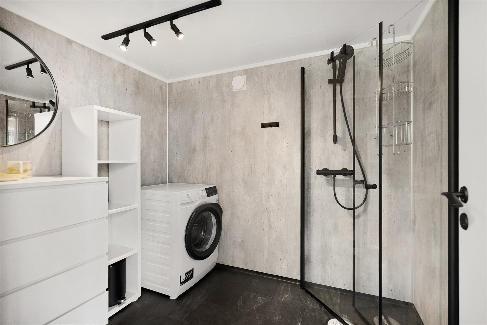 Bad i underetasjen er utstyrt med dusjhjørne og opplegg til vaskemaskin Galleribilde