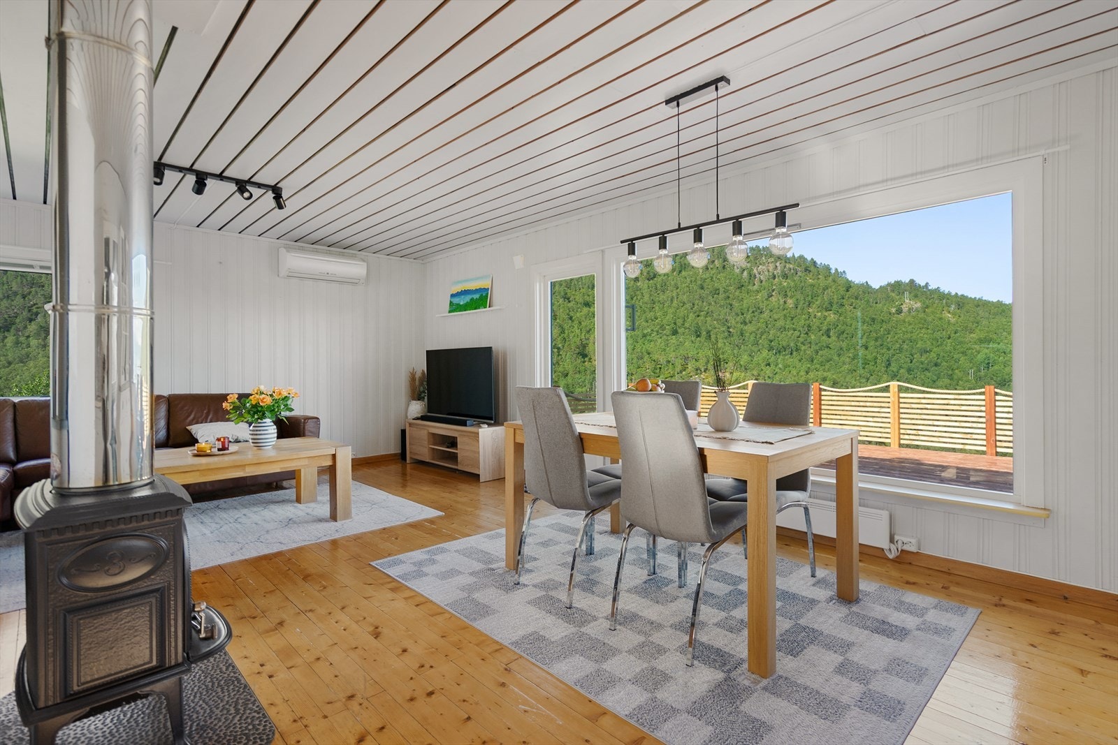 Stuen er utstyrt med vedfyring og varmepumpe - perfekt for både varme og kalde dager Galleribilde