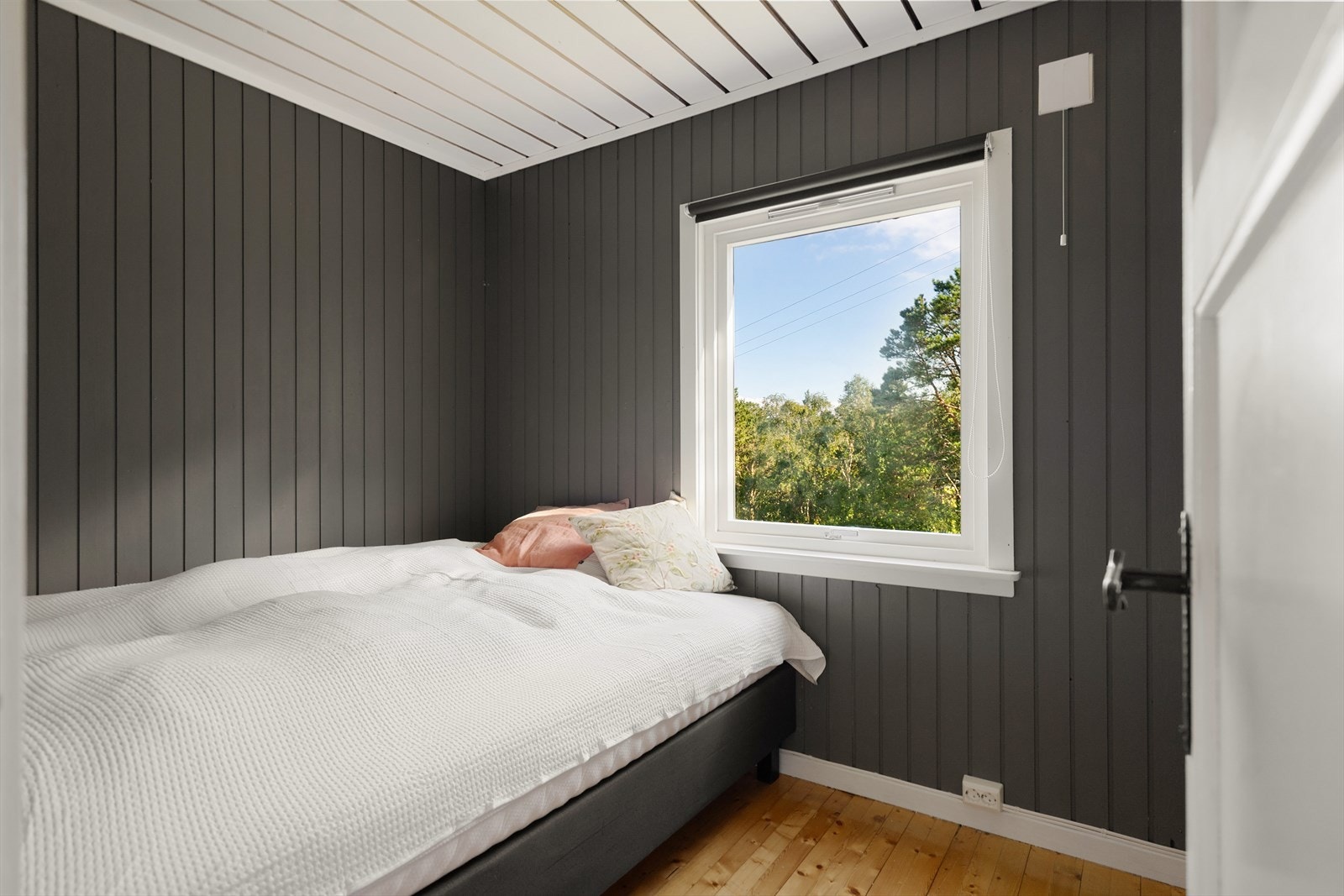 Soverom 1 - trivelig soverom med plass til seng og oppbevaring Galleribilde