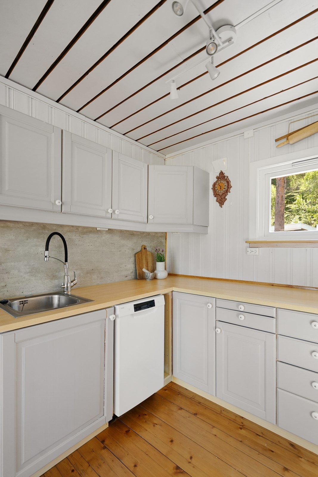 Kjøkkenet er utstyrt med oppvaskmaskin og komfyr Galleribilde