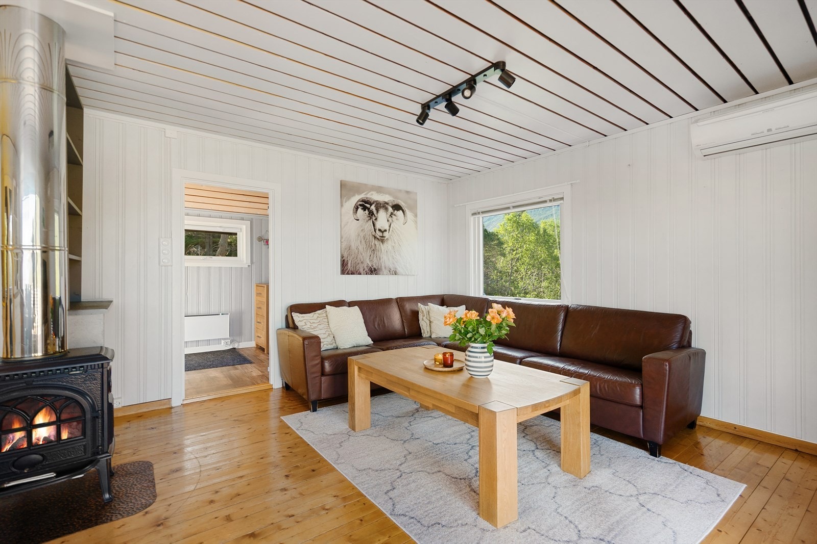 Romslig stue med gode møbleringsmuligheter Galleribilde