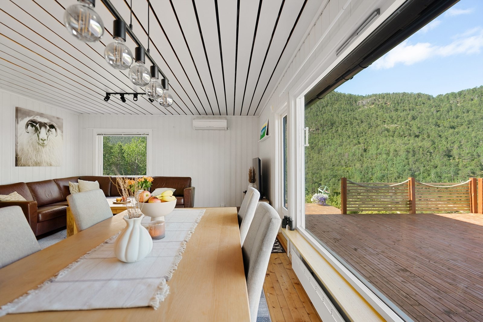 Åpen og romslig stueløsning med store vindusflater som slipper inn mye naturlig lys Galleribilde