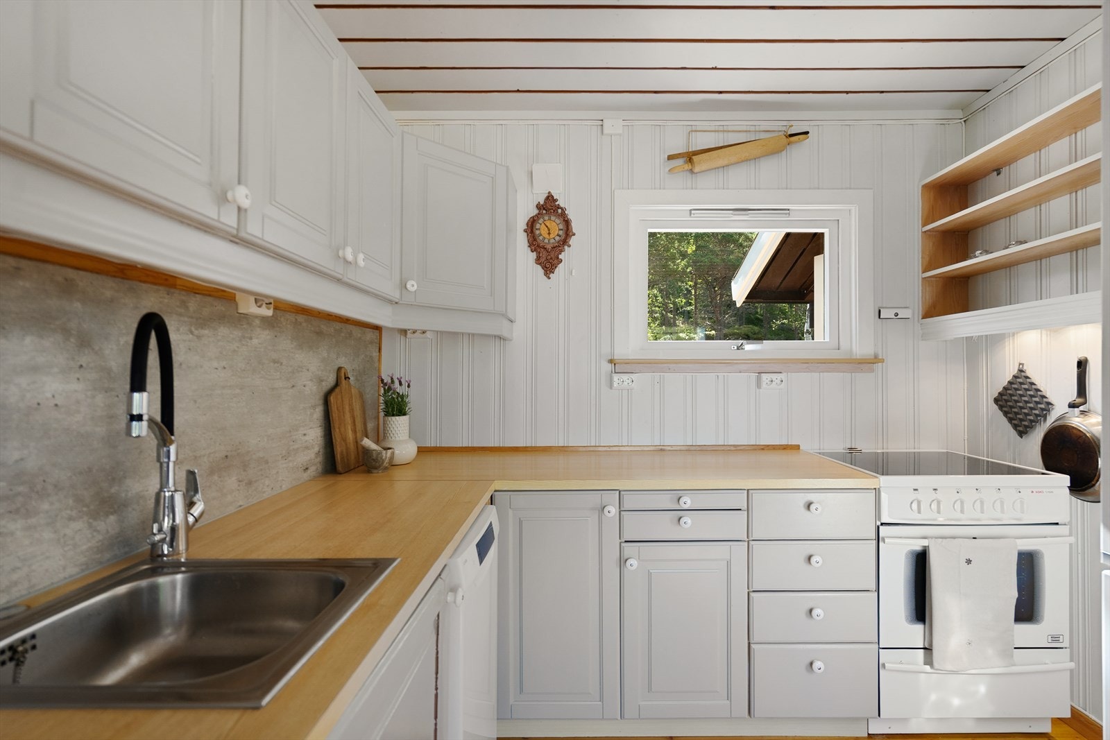 Kjøkken med god benke- og skapplass Galleribilde