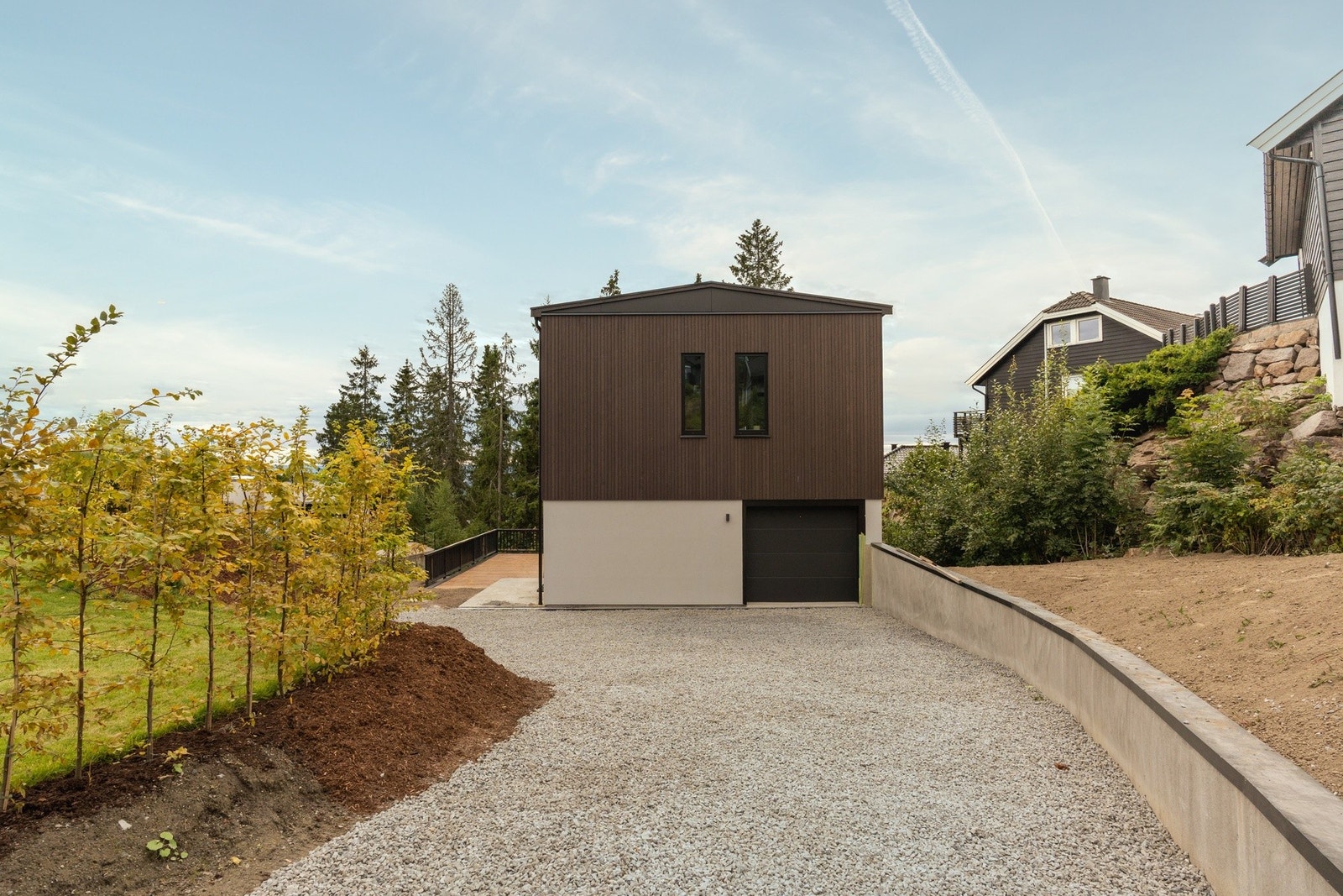 Garasjeplass integrert i boligen, og biloppstillingsplass på gårdsplassen. Galleribilde